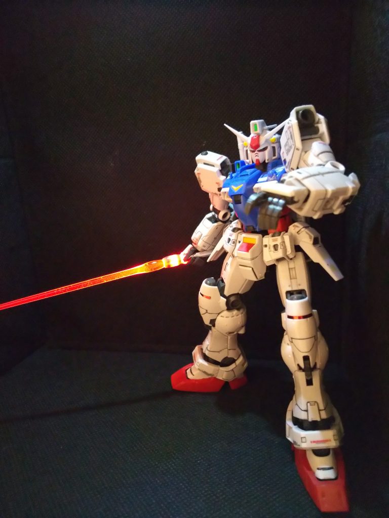 ビームサーベルを光らせるとひと味違いますね。少しはポージングもカッコよく見えますね…(笑)