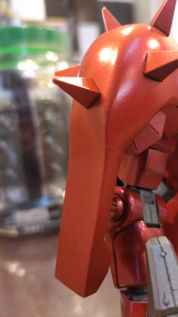 スパイクショルダーを延長加工。いかにもジオンて感じを出してみました。