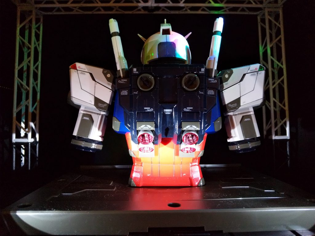 上からのスポットライトと下からのスポットライトを当ててのワンショット。