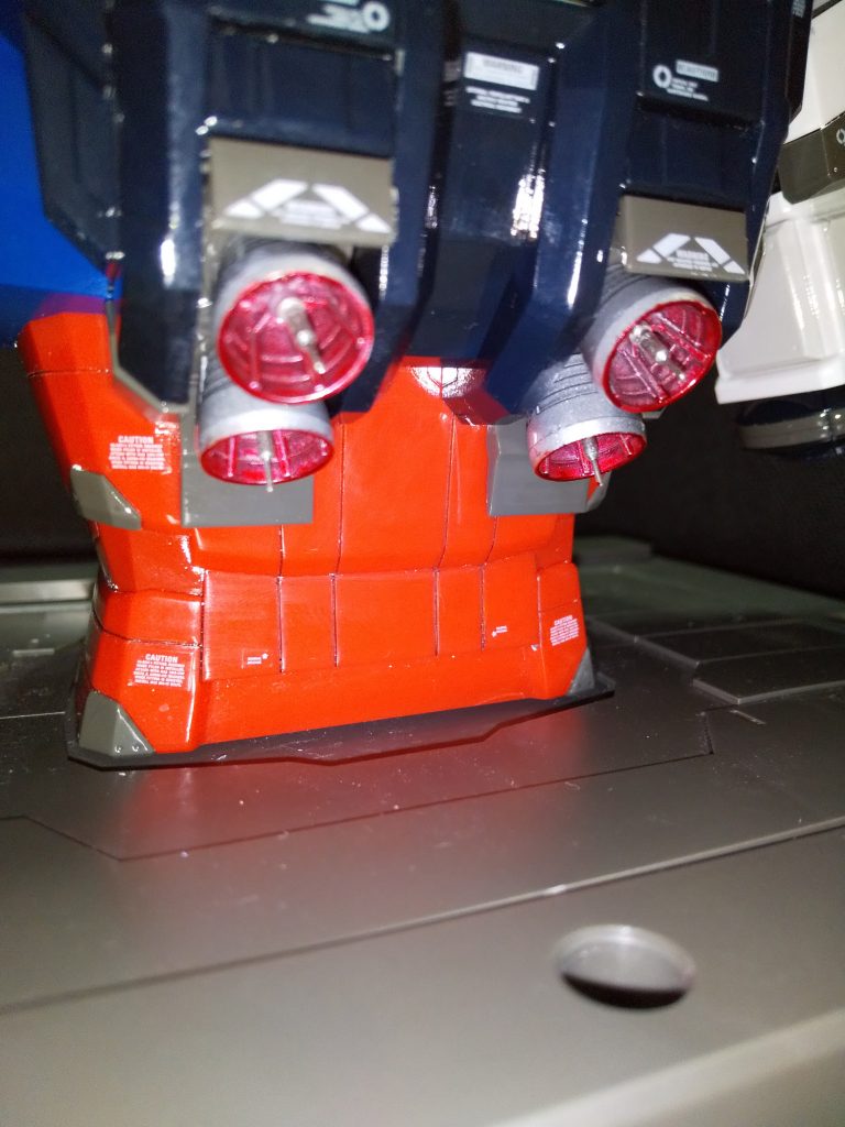 師匠に教えて頂いたように今回はバーニア内部を赤く塗装して、ディテールアップでメタルパーツを追加しました。バーニアにLEDも考えましたが、それはやりすぎな気がして今回は止めました。正解だったと思います…（笑）