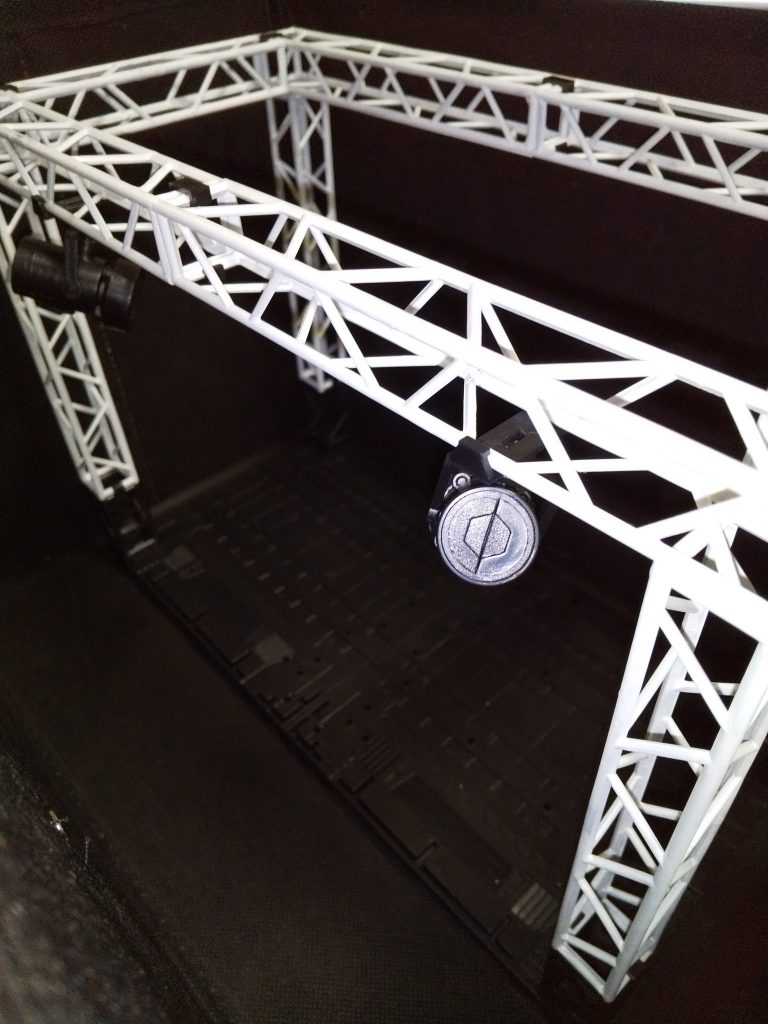 鉄筋とスポットライトのワンショット。