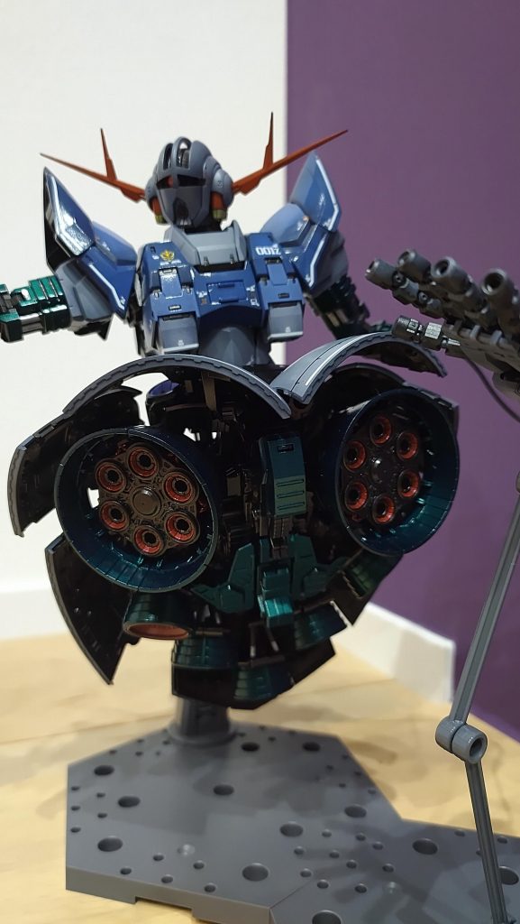 バーニアはメタリックグリーンとメタリックレッドで