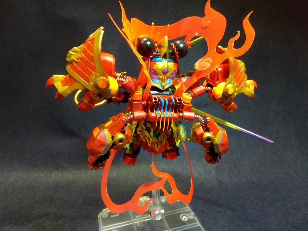 本領発揮した姿腕が六本に増えます。西遊記では天で暴れる孫悟空に三面六臂の姿で応戦しますが負けます。その後、楊戬が悟空を成敗します