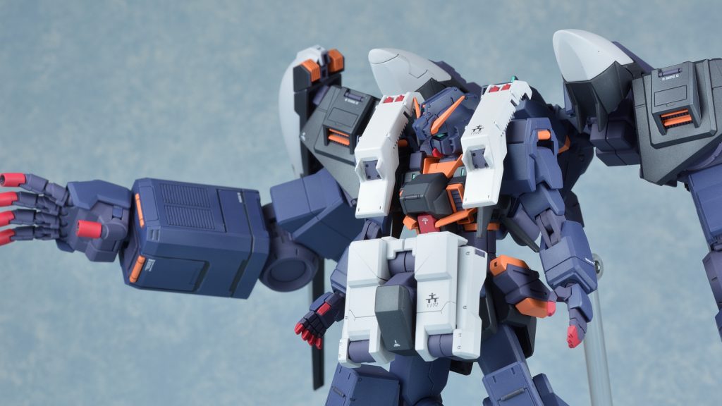 マスクをTR-6のものに交換して小顔化(顎はキットのものを削って使用)左右の平手パーツを3Dプリンターで自作