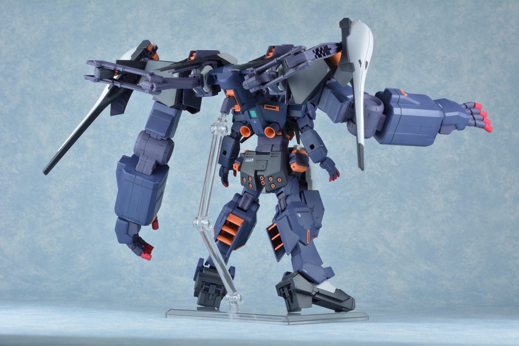 腹部分に自作パーツを噛ませて5mm延長脹脛を自作パーツに交換して4mm延長かかとを自作パーツに交換してリファイン版のデザインに変更自作パーツは3Dプリンターで出力しています。