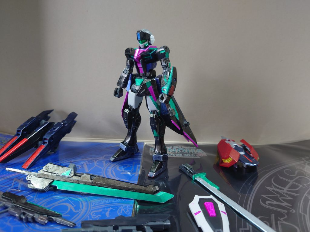 スカートアーマーの配置と接続が変わりました。(左の形状だけは変化なしです。)接続はダブルオーそのままだったものをアームアームズやボールデンアームアームズを使い、強度をもたせ大きく稼働するようにしました。(フロントのみダブルオーそのままです)