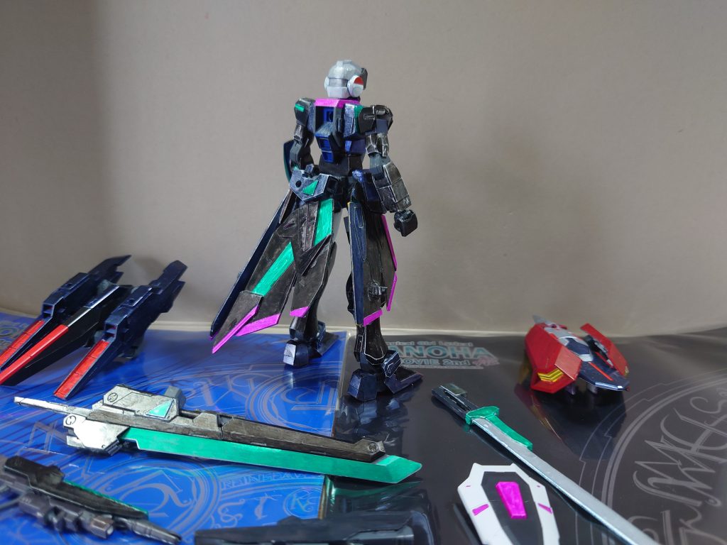 スカートアーマーの形状はソードアート・オンラインのユウキのものを参考に左右非対称にしました。あとの大きな変更は色ですね。ピンクが増えました。そして本体の緑が左側だけになりました。他の変更は肩がダブルオーからコアガンダムⅡの物になり、やってみたかったので胴体の稼働をボールデンで増やしてみました。