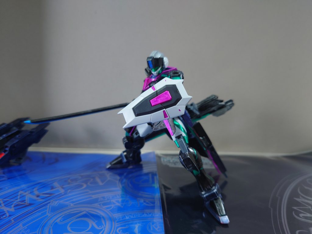 ダガーの盾の代わりにデスティニーの盾を装備。BSビットは前回と同じで、ロングブレイドは色を変更。(SAOフェイタルバレットのライキリ風)バスターソード状態でも撮ろうともしたんですけど、両手で構えられなかったので撮りませんでした。あとハンドパーツの甲の寿命がまずいです。