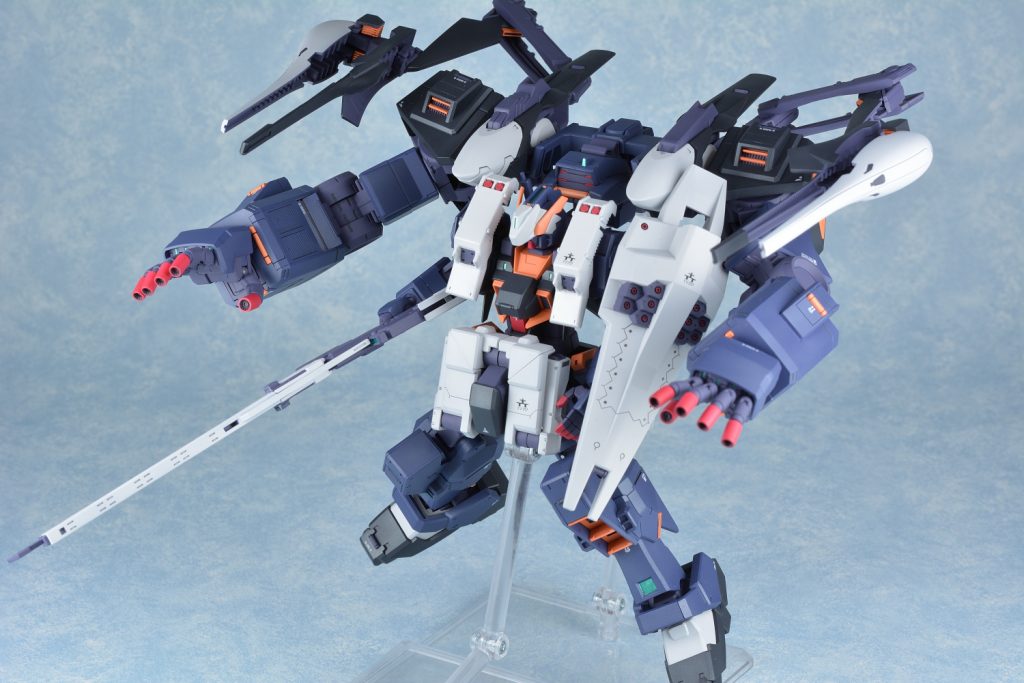 カラーレシピ(G)=ガイアカラー (C)=クレオスネイビー:(G)マーズダークブルーホワイト:(G)ニュートラルグレー1ブラック:(G)マーズダークブルー+(G)ミッドナイトブルー+(G)EXブラックイエロー:(G)コーラルオレンジレッド:(G)ブライトレッド+(G)純色マゼンタ+(G)ラベンダーグレー(関節):(G)ニュートラルグレー3+(G)純色マゼンタ+(C)色ノ源シアンセンサー(緑):(C)GXメタルグリーンネイビー、ホワイト、ブラック、イエロー、レッドはAGパールでオーバーコート仕上げに(C)スーパースムースクリアーつや消しをオーバーコート