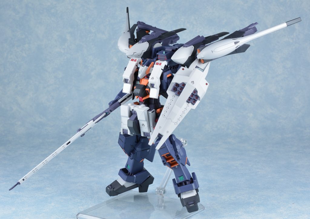 ヘイズル・アウスラ 第四種兵装頭部のセンサーユニットと強化型シールドブースターにより一気にホワイトの面積が増えて印象が変わります、