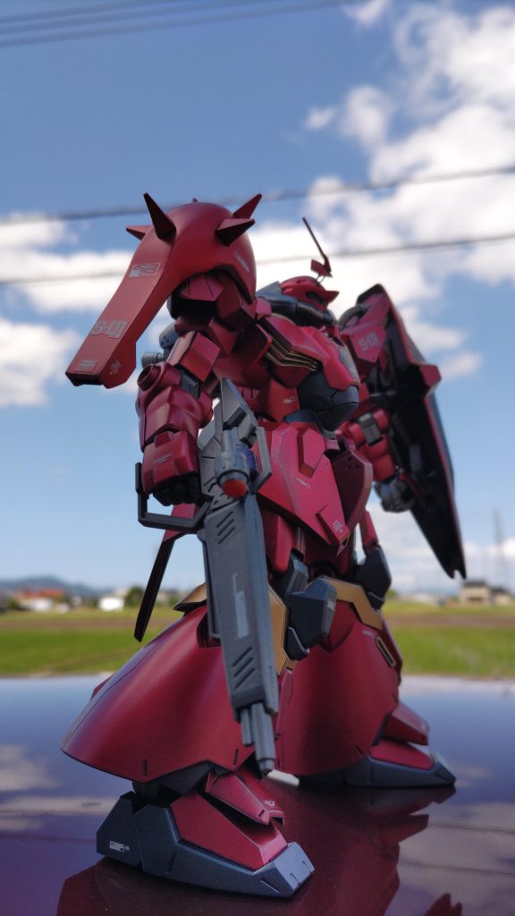 頭部コックピットハッチですが切断しました。百均のワイヤーで開閉シリンダ擬きを演出。