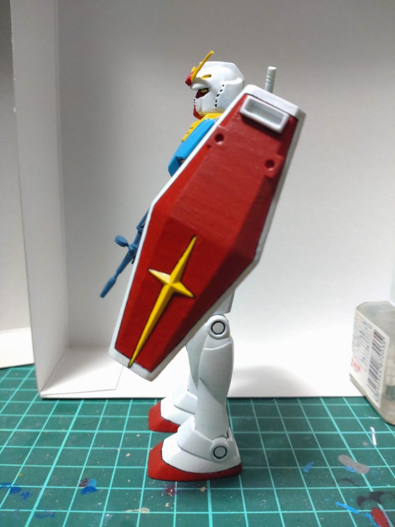 横から。シールドの塗装大変…筆ムラはお許しを…。