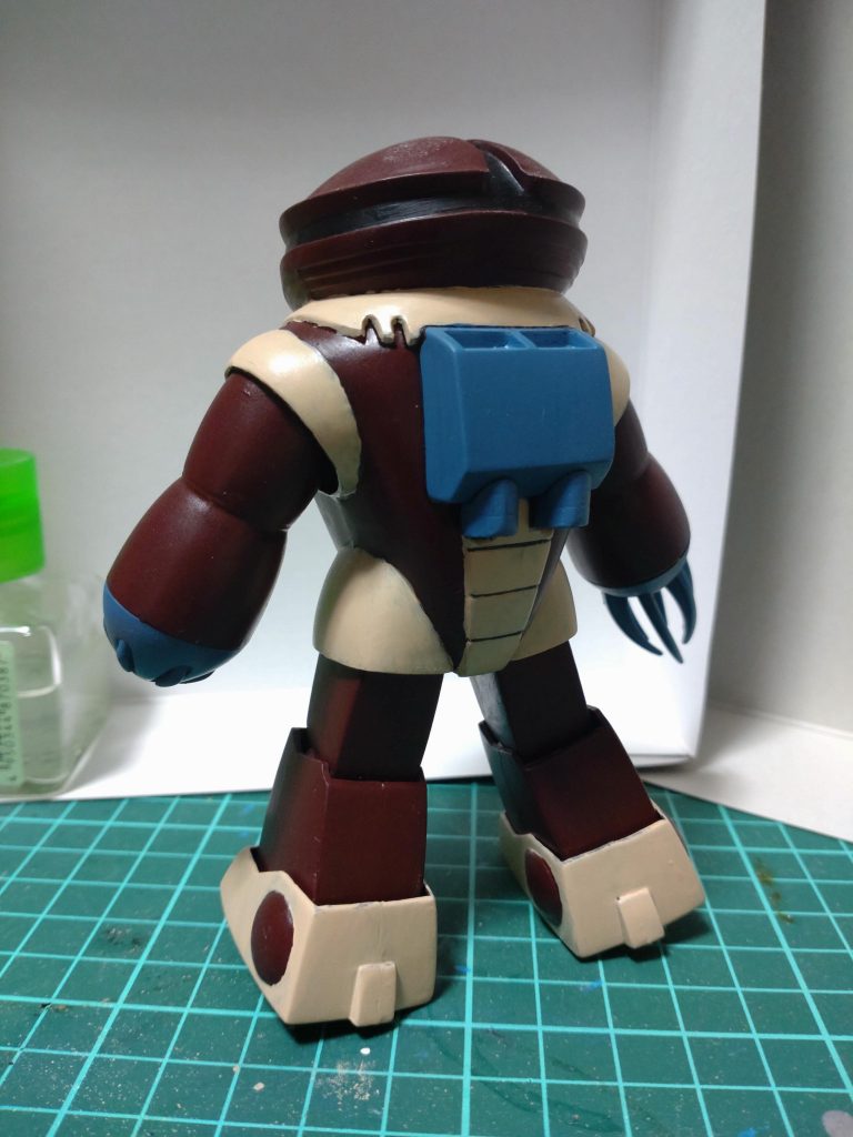 ブルーグレーのバックパックが映えますな。プラ接続ですが、ボールジョイントが関節に使われていて、当時の試行錯誤が伺えるキットでした。