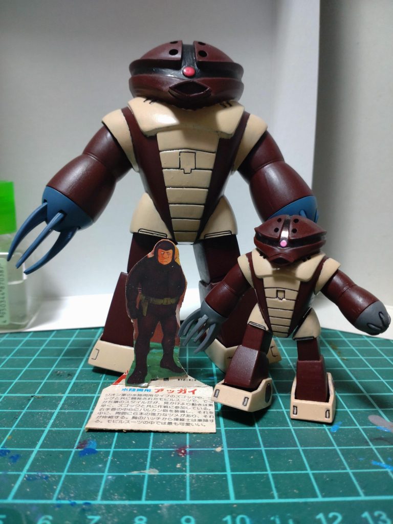 暇つぶしに作ってたガンプラコレクションのアッガイ(塗装済み 1/288)と。オヤアッガイとコアッガイ(笑)制作中は［哀戦士］が脳内で流れておりました。ホントにいい曲だ…。