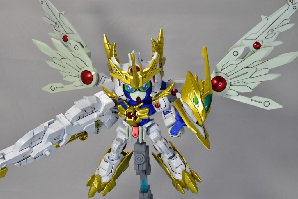 光沢仕上げなので金色の箇所が反射してるように撮影