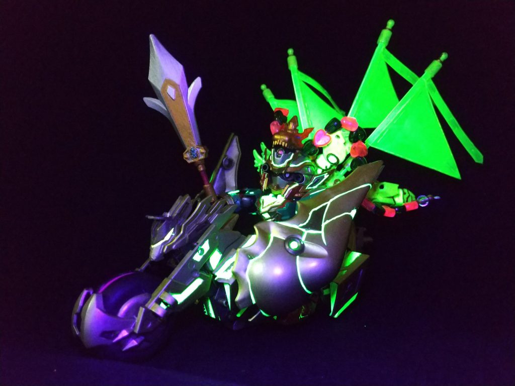 蛍光イエローを使用しているので、ブラックライトで光ります。蛍光塗料は楽しいですね