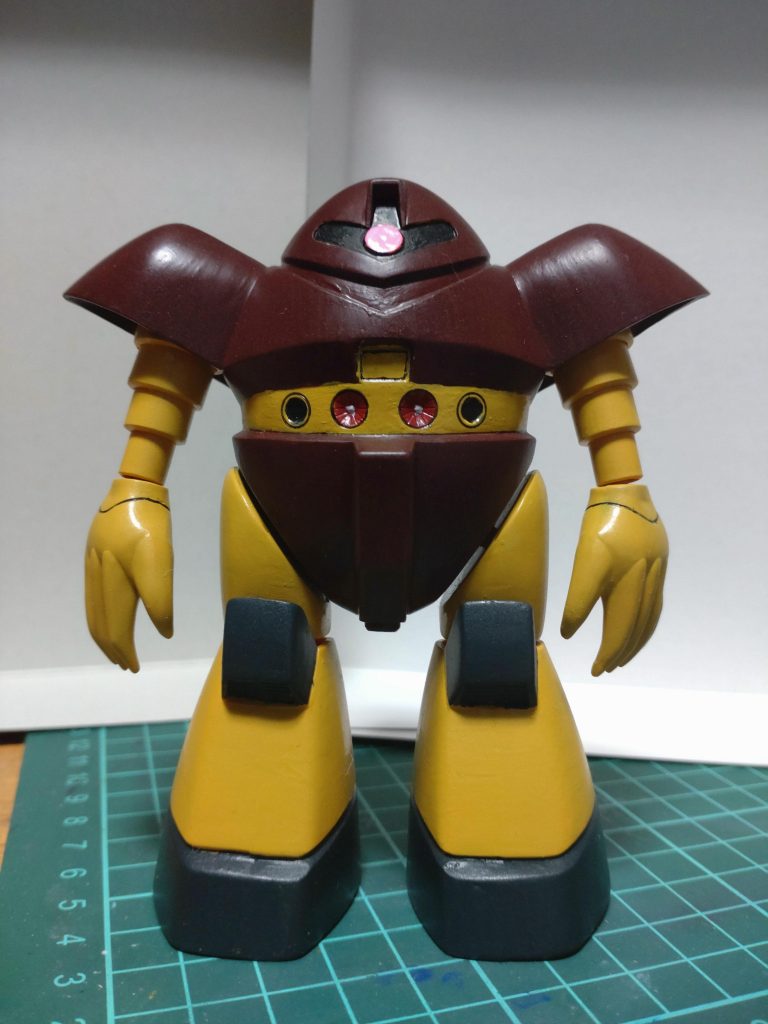 大河原先生の初期稿を立体化したらしく、モノアイレール左右は丸っこく造形されています。近年の立体物はすべて角が立ってます。