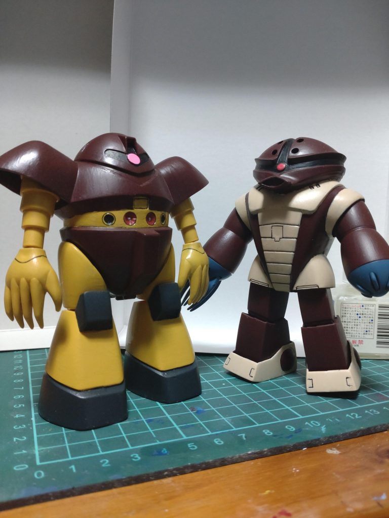 アッガイさんと。可愛いねー。今回作りながらアニメ本編を見直しましたが、初登場した次の回からズゴックが出てきて一気に影が薄くなった悲しいモビルスーツって印象でした。水陸両用では一番好きなのに…。