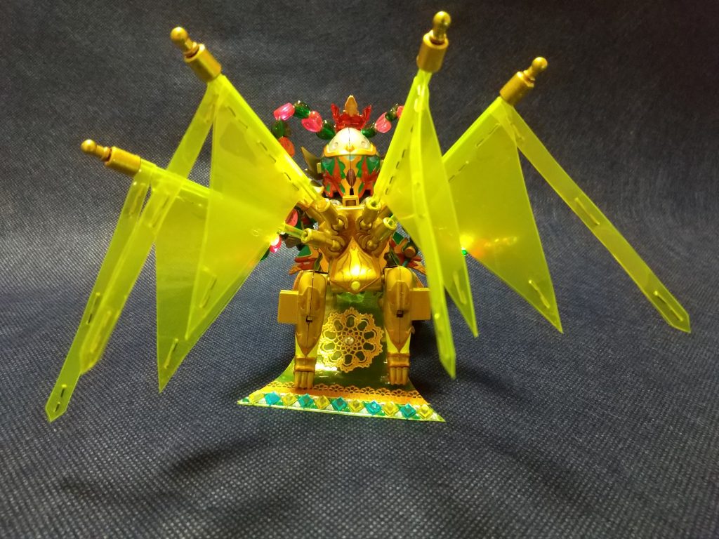 楊戬が本領発揮した姿SDW定番のクリアパーツを真似してみました。京劇の衣装を模して作ってみましたが、とてもでかい