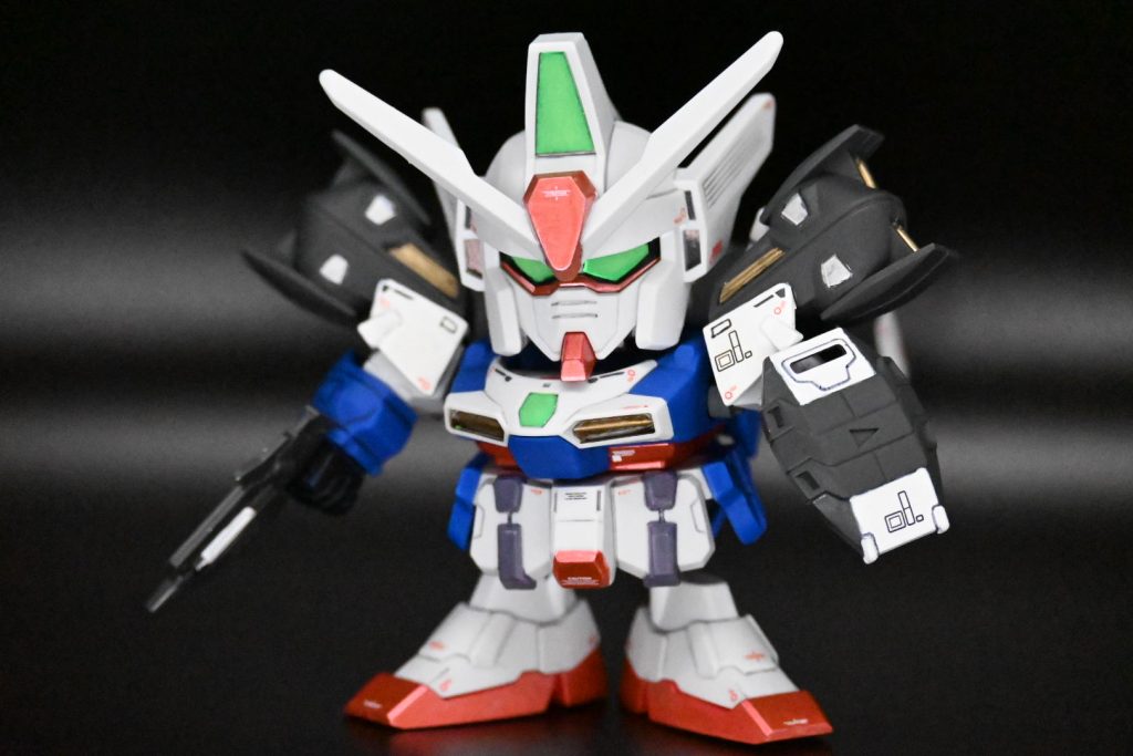 久しぶりの投稿になりますSDジェミナス01を制作しました合わせ目消しは特に行わず、肩と足の軸をボールデンアームズに交換し可動域を少し増やしています基本は成形色で部分塗装にガンダムマーカーを使用しています最後にデカール張り、艶消しスプレーで仕上げています