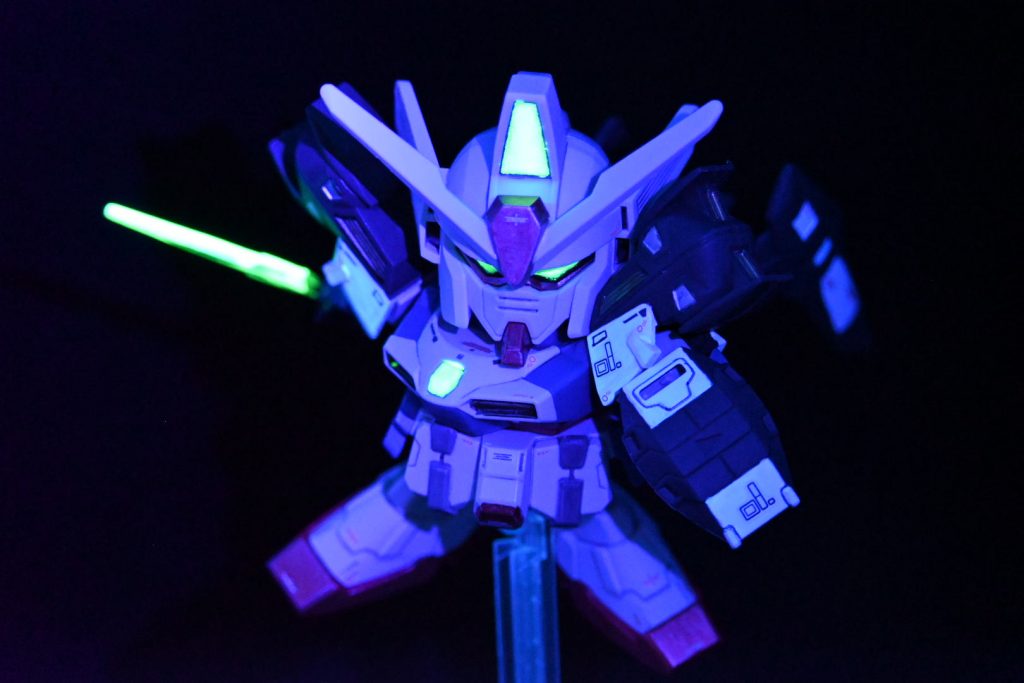 今回ジェミナスを選んだ1番の理由になりますPXシステムを再現してみたくなり畜光塗料とブラックライトを初めて利用してみました畜光塗料はホームセンターで売っていたものを使用、ブラックライトは100均のおもちゃのペンに付属しているものを利用していますお手軽な作業ですが、想像以上にそれっぽく仕上がったので楽しんで作業することができました後は適当に通常モードとPX発動時の写真です