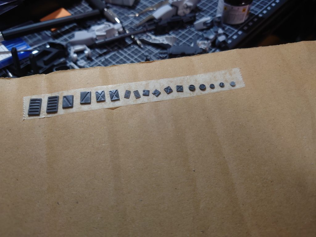 ディテールアップパーツの塗装は、段ボールにはりつけて一気に塗っています。