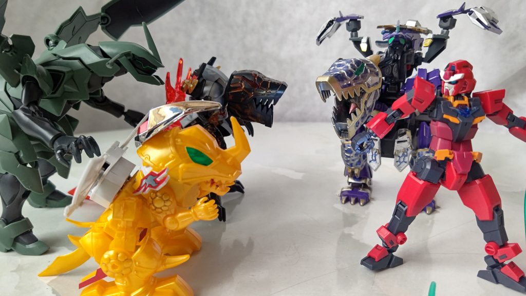 そこで閃いたのが「もしGBNがジュラシックなコラボをしたら?」というif企画。恐竜とVRは相性良いと思うんですよ。でもガンダムと恐竜て接点無くない? 半世紀見えてきた『ガンダム』の歴史をナメてはいけない! カードダスでインディガンダムと一緒に描かれたティラノザクを筆頭に、恐竜モチーフなキャラは意外と居るのです。ジュラシックコラボでは、乗り物はプチモビ程度で恐竜とふれ合いメインなそれこそ某パーク的エリアと、恐竜モチーフなNPCエネミーと戦うエリアが設定されたりするのでしょう。