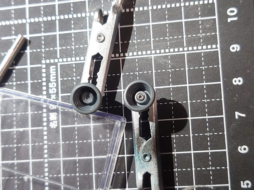 バーニア内部には百均で買ったメタルビーズを埋め込みました。右が埋込み後です。