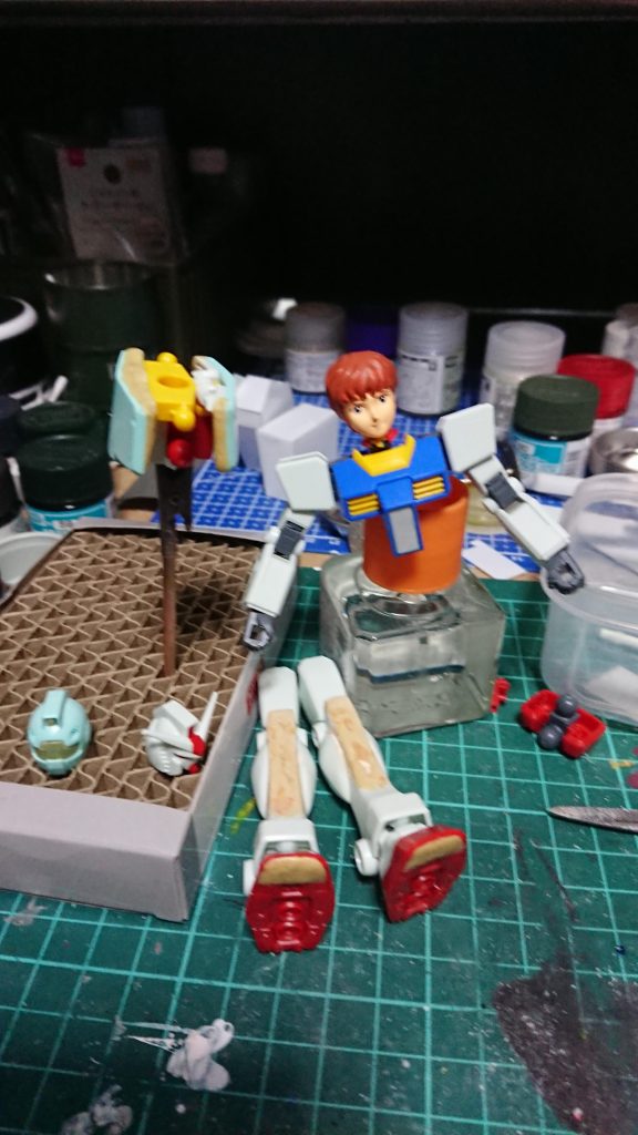 只今制作中で制作ストーリーに投稿していたEGガンダム~GM制作の中でイタズラでボトルキャップ乗せてみたものです。このまま制作してとの声をいただきアムロと言えばガンダムかと思っての投稿です。