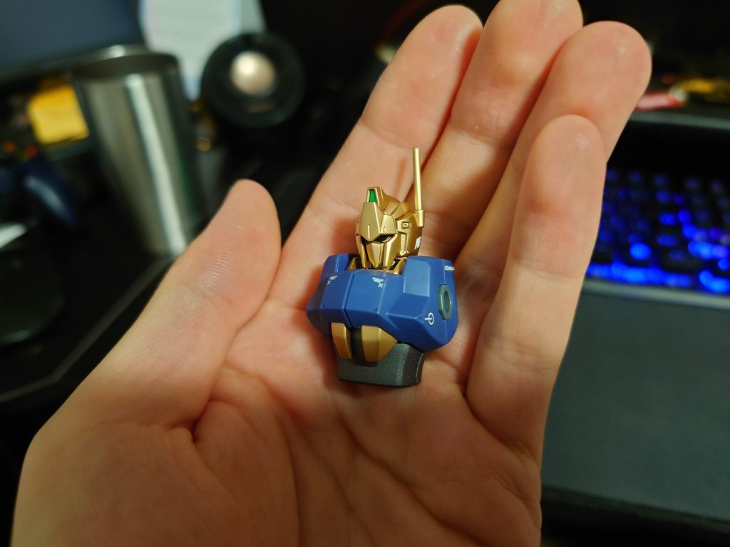 今回とてつもなく早いペースで作ったので、まったく作業中の写真がありません。撮り忘れてしまいました。一枚だけあった、手乗り百式ちゃんです。