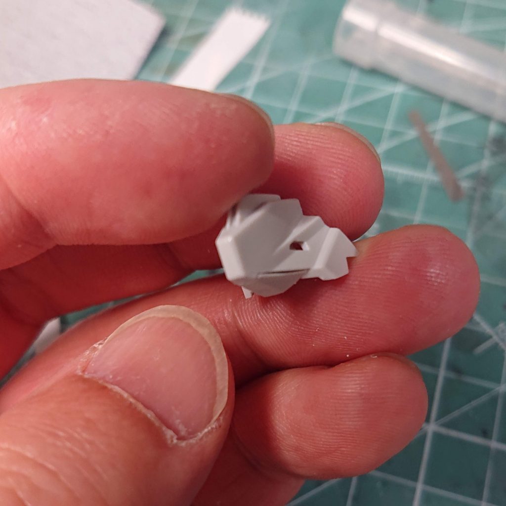 初めての改造（アンテナのシャープ化程度の工作はしていました。）です。設定のとおり高性能光学センサーユニットの中にモノアイを仕込みたかったので、デザインナイフやタガネ等を使用して分割しました。