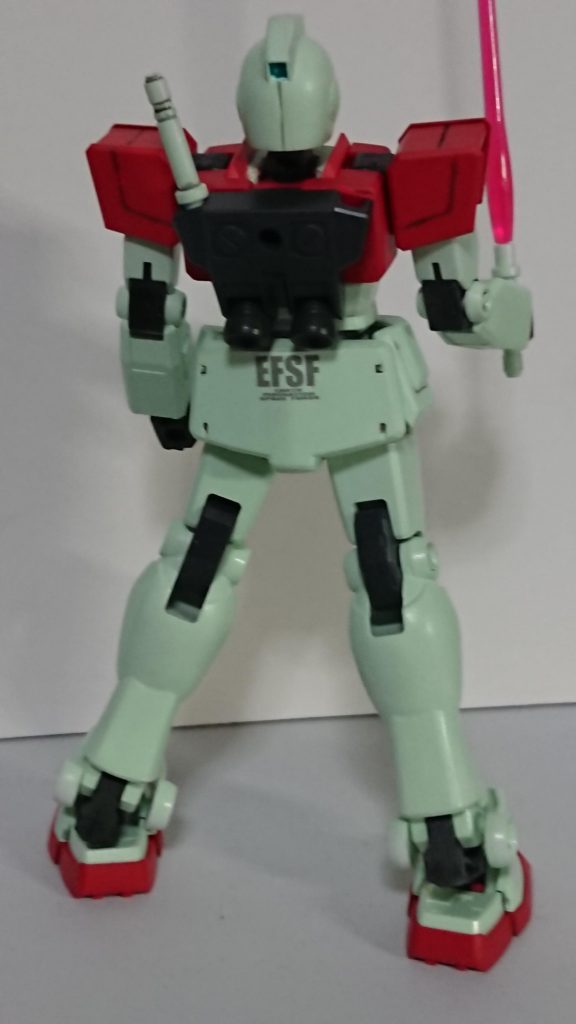 後ろ姿です。バックパックの改造忘れてたのでガンダムのままです。サーベル2本装備のジムもどこかに居たでしょうと自分に言い聞かせてます。