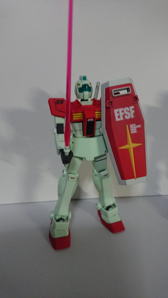 武器がなかったのでビームサーベル持たせてシールドは過去作品のジムから借りました。