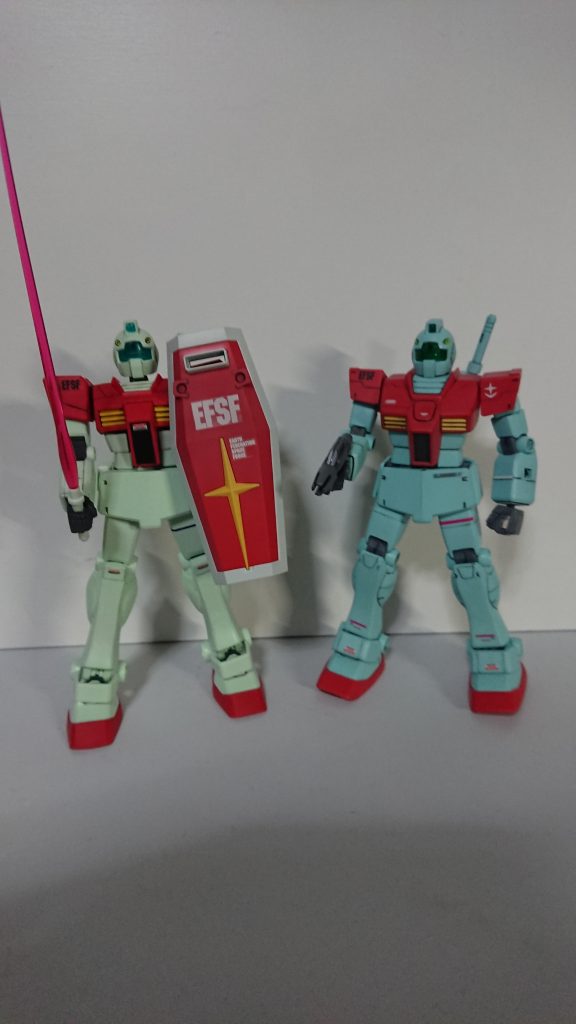 過去作品のジムと。過去作品のジムは制作時ランナーと色合わせして作ったのですが、完成は少し緑が強いかと思い、今回は少し白に近づけました。皆さんはどちら派でしょうか?私は過去作品の色好きですが、今回のほうがジムっぽいかもなと。何とかEGからジム完成しましたが個人的感想では過去のジムのほうが合わせ目消しとか面倒ですがジムっぽいかと思いますね。