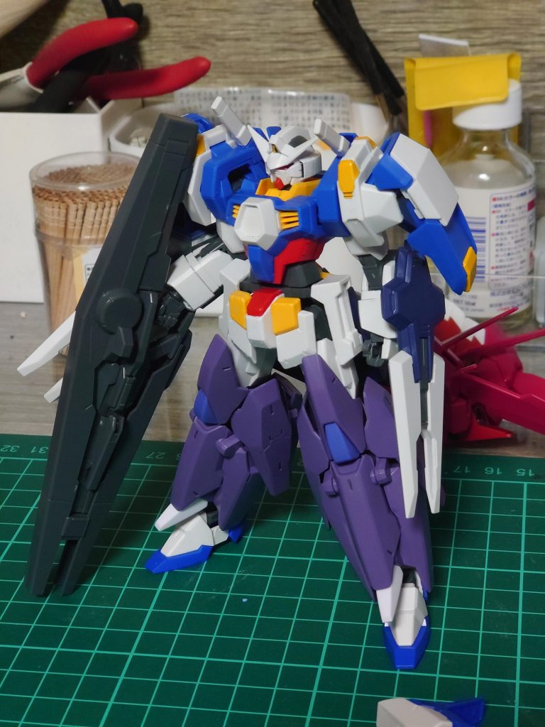 初期案当初はウェアシステムの設定もあり背負いものを付ける気はなかったのですが、FXの肩が使いたかったのと、作中でバックパック損壊してるので“無し”ではないなと思い直し現在の姿になりました。