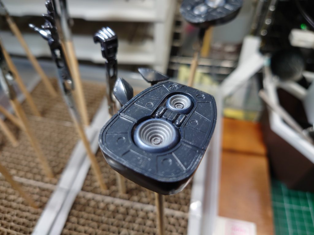 焼鉄色をマスキングしてエアブラシで吹きその後タミヤのウェザリングマスターの青焼けでウェザリングしました。