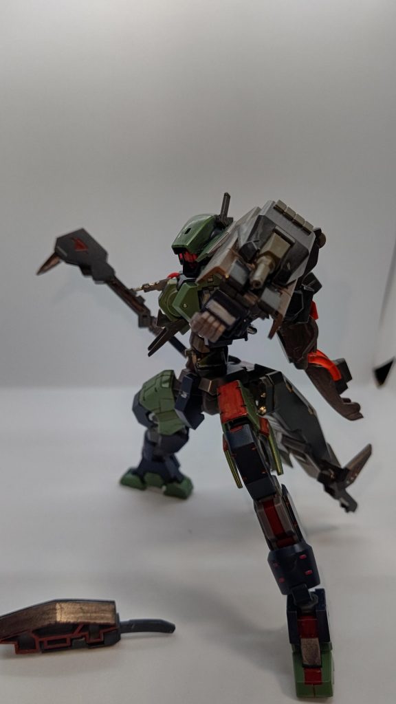 オプションセットの肩シールドにはキャノンを追加、こちらはオプションセットのモビルワーカーをそのまま接着してます。