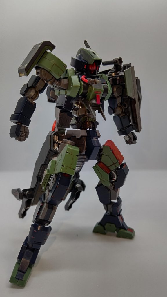 武器無しの正面です。腰パーツを他パーツを使い延長、胴体は赤いチューブを使いディテール追加、あとはスジ彫り、ガンダムマーカーによる部分塗装、直塗りそしてリアルタッチマーカーでスミ入れと汚しも加えてます。