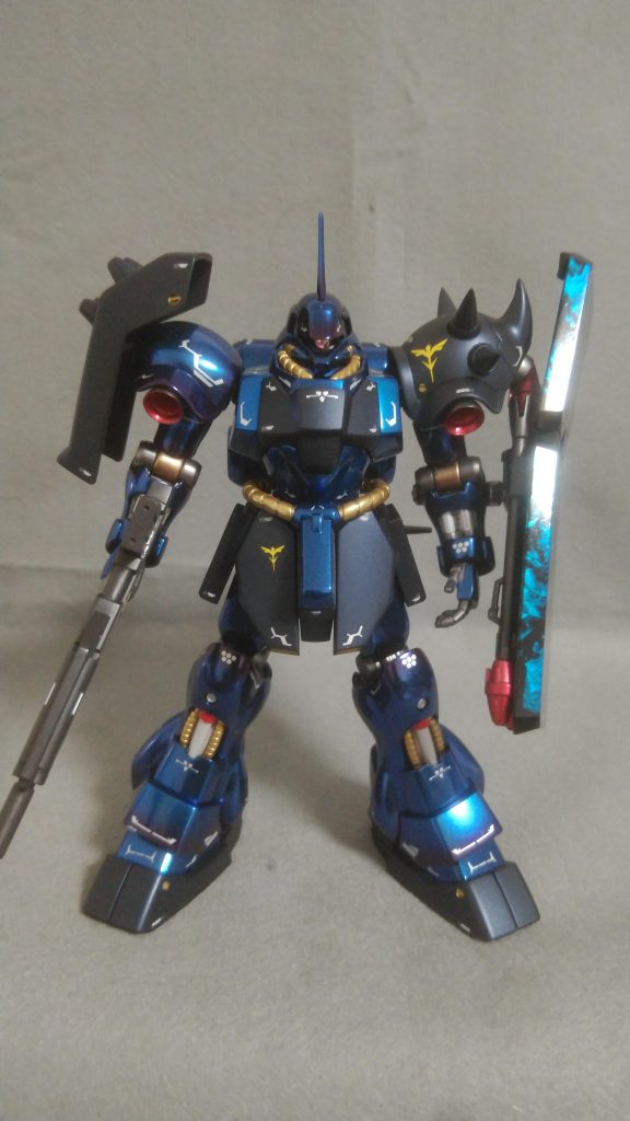 昔のキットならではのいいプロポーションなんですが、肩幅が広いせいで寸詰まりのような感じがしたので、胴体を3mm延長して、足の付け根で２㎜下に下げています