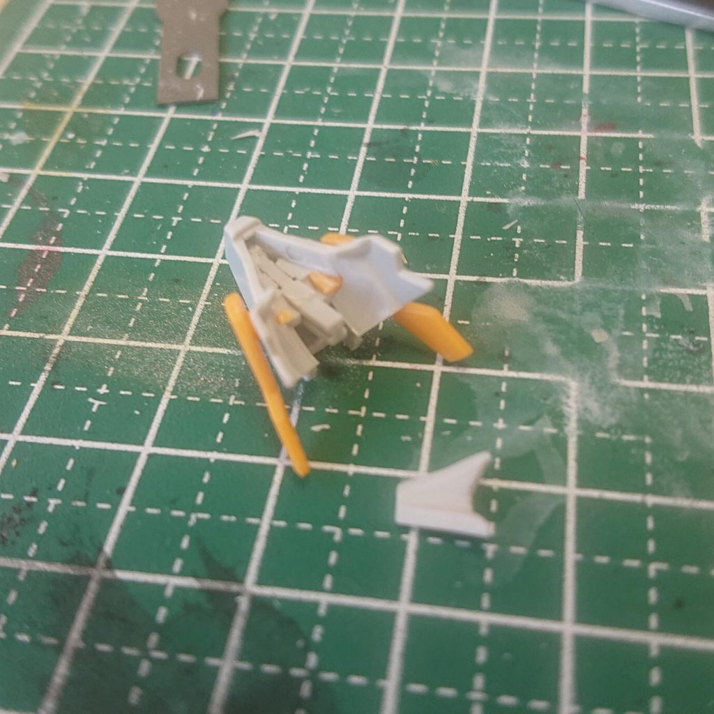 金ヤスリ等を使用して空洞部分を作り、ネオジム磁石を埋め込んで自作したレンズを取り付けられるようにしました。実は、一度レンズパーツを紛失し、再度作っております。今回得られた経験値は、今後必ず活きるだろうと確信しております。楽しく悩み、楽しく苦労しました。