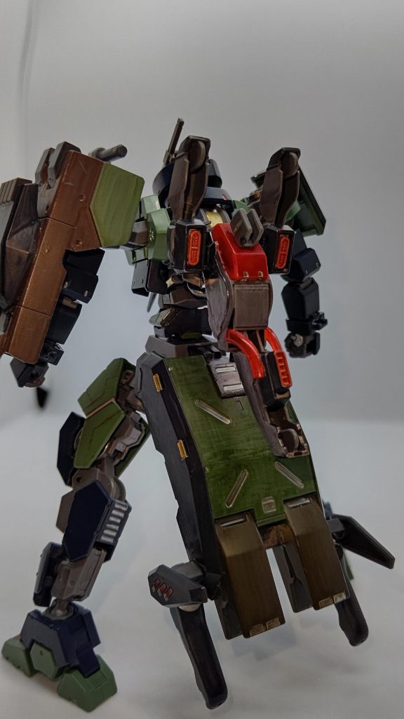 武器無しbackです。バックパックはシールドキャノンに使ったモビルワーカーのパーツを一度切り離して使用しました、穴開きの場所にはビルダーズパーツや他パーツを埋め込んでます。