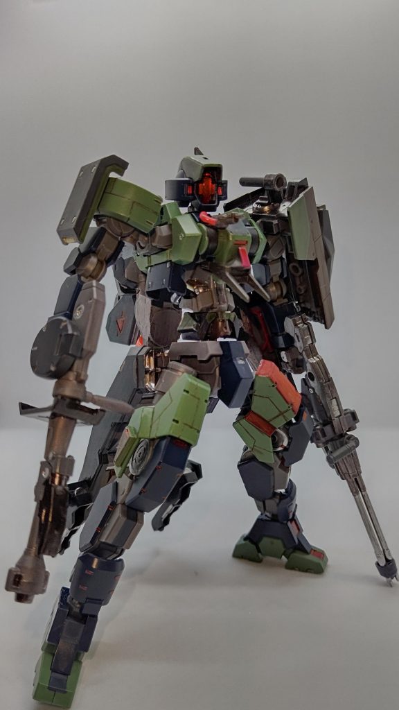 武器装備正面です。向かって右側はガンダムマーカーのシャアレッドで塗装してます。傭兵っぽく見えますかね?