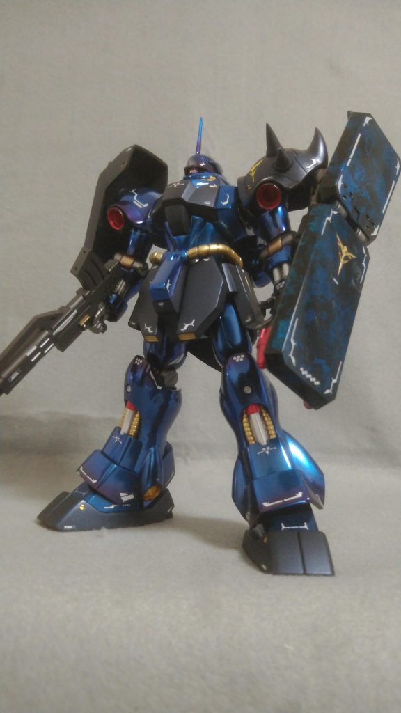 特徴あるシールドは、ラップ塗装で大理石のような質感にしてアクセントとしました