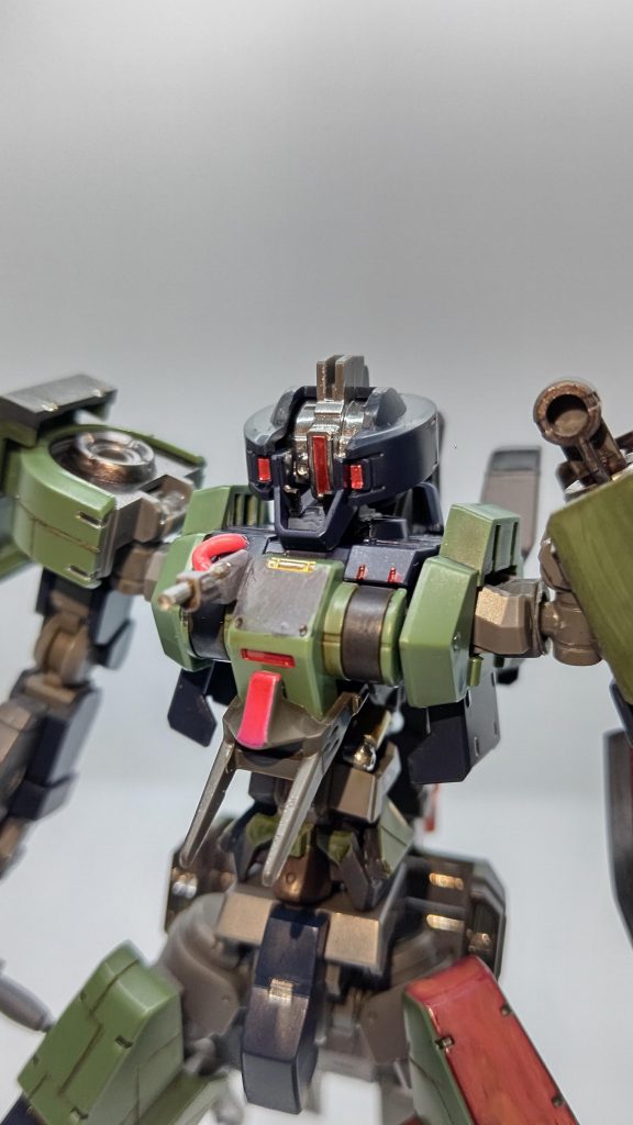 カメラアイの中はガンダムマーカーEXのメッキシルバーで塗装し、赤いセンサー部分は付属のシールを使用しました。