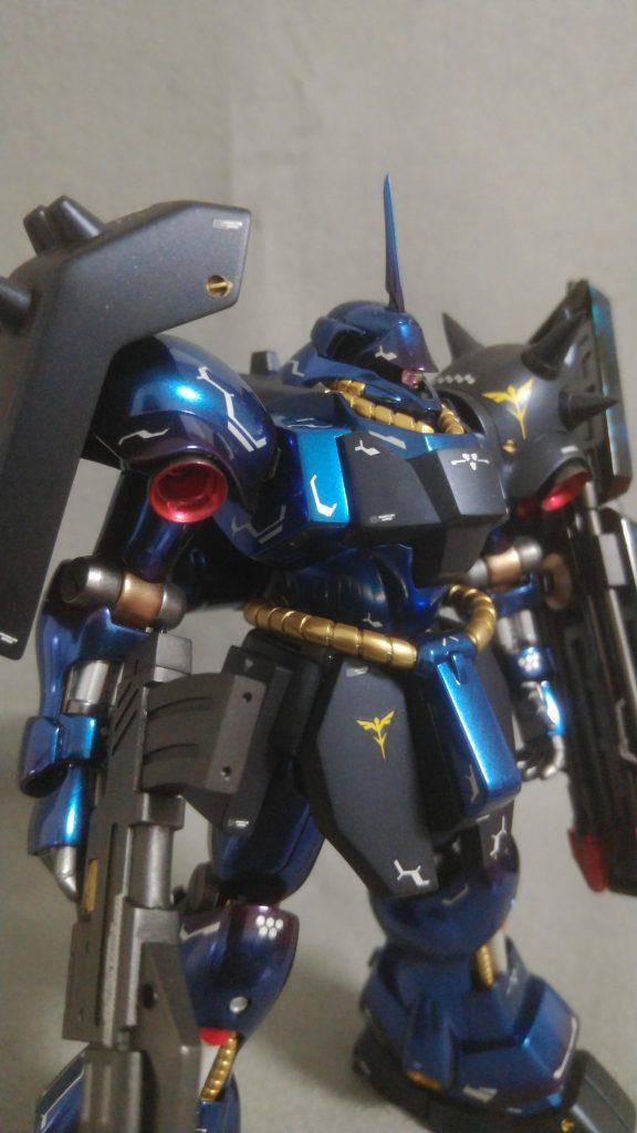 青の光沢仕上げはサファイアブルーにクリアブルーで明度と彩度を調整、端にクリアレッドを吹いてグラデーション塗装