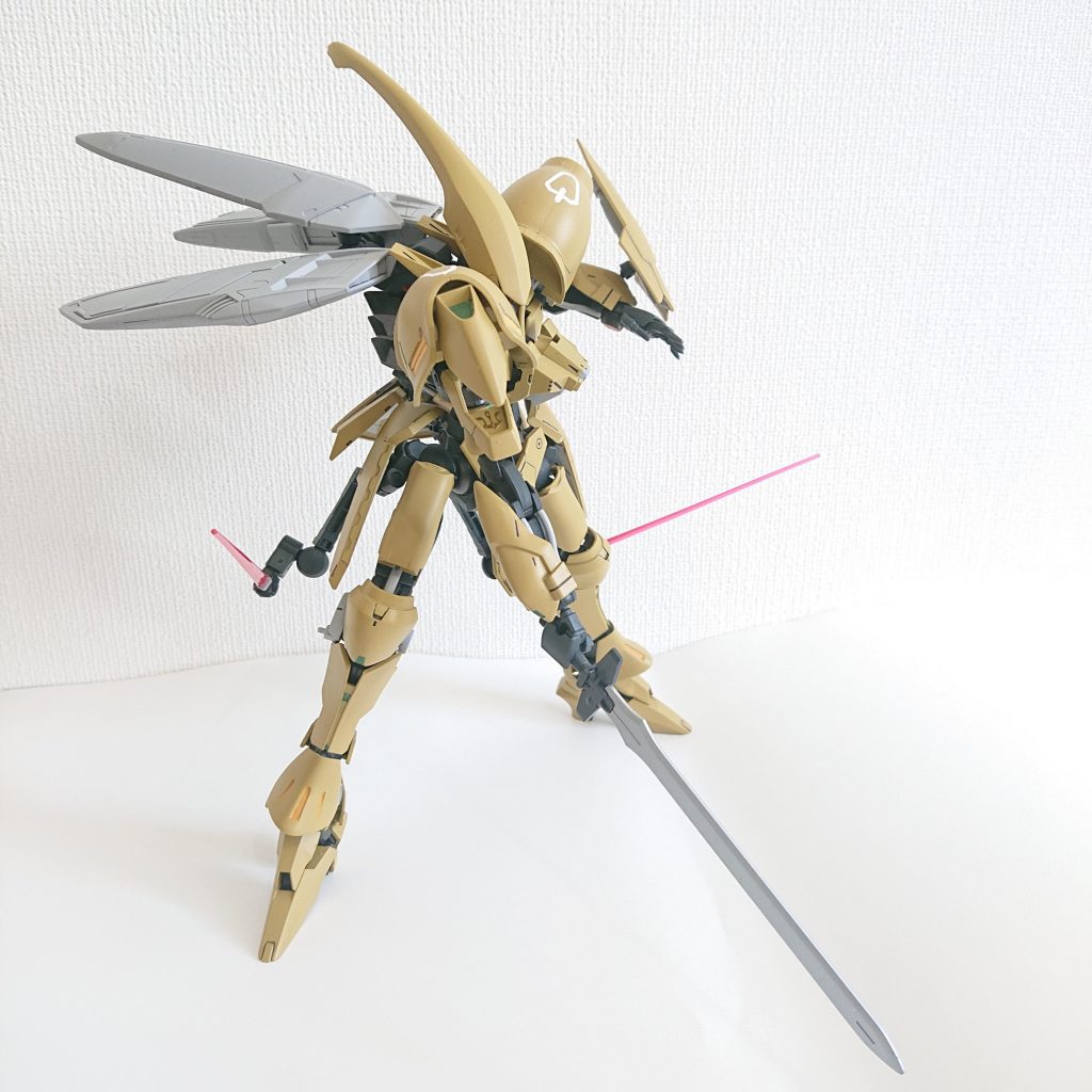 腰アーマーとフレームの空間が広く空いていたので、予定になかった隠し腕を入れました。膝横アーマーからビームサーベル装備します。
