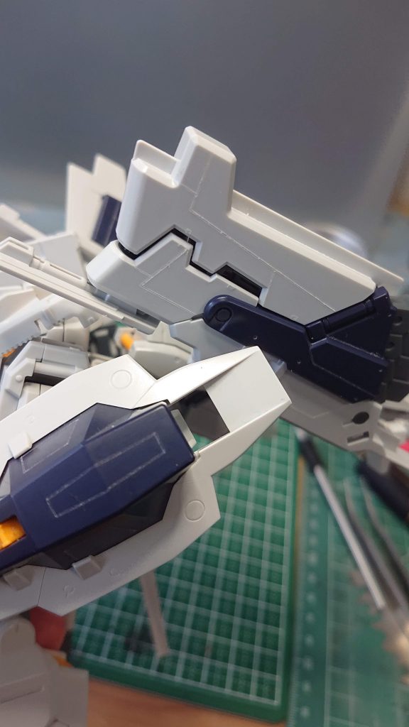 スジボリガイドテープ、けがき針、タガネを使用してスジ彫りに初挑戦しました。経験してみて分かったことは次のとおり。１．ヤスリをかける前に行うべきである。２．ヤスリ掛けを見越して気持ち深めに彫った方がよい。３．スジ彫りすることで、びっくりするほどマスキングが楽になる。４．スジ彫りすることで、筆塗りが楽にかつ綺麗にできる。次に活かそうと思います。