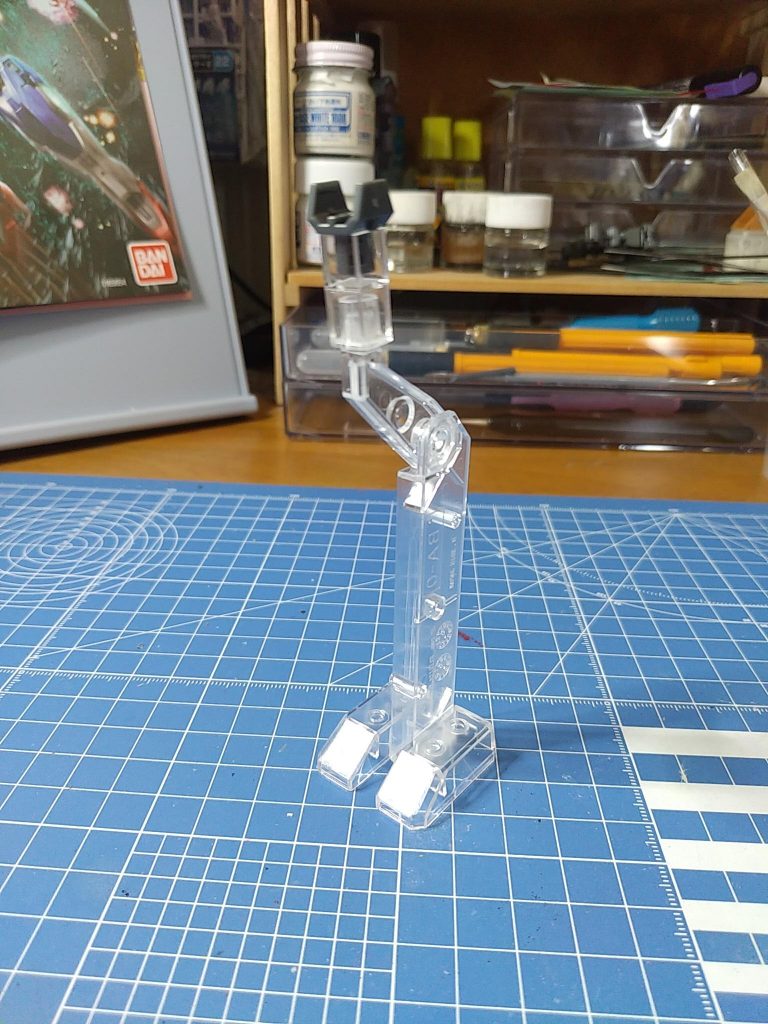 台座はビルド系HGによく付属するランナーレス台座を加工した物に、アクションベース4のジョイントを組み合わせてMGに対応させました。