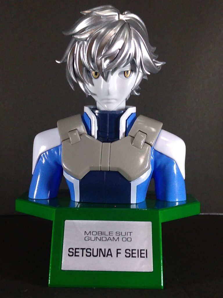 髪をガンダムマーカーのシャインシルバー肌をガンダムカラースプレーのMSホワイトパイロットスーツは素組みの状態にタミヤのパールクリヤーを使いました。台座はGN粒子をイメージしたグリーンにしました。