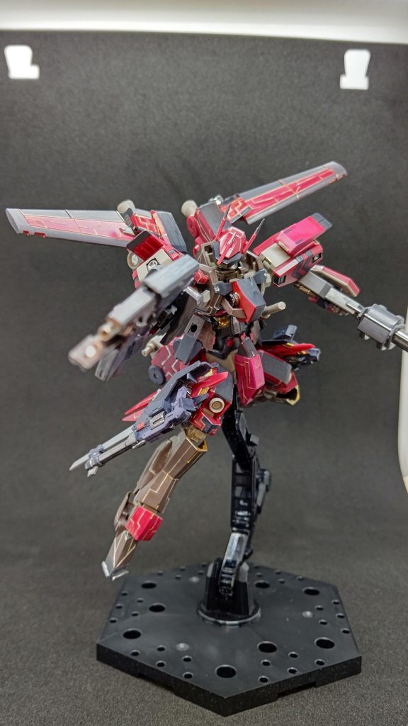 バックパックは飛行ユニットにもなります。羽パーツはアストレイレッドフレームから拝借しました